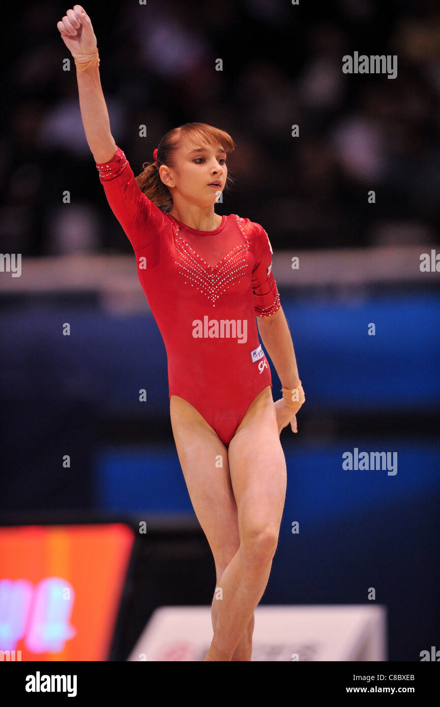 Komova Victoria (RUS) führt während der FIG World künstlerische Gymnastik Meisterschaften Tokio 2011. Stockfoto