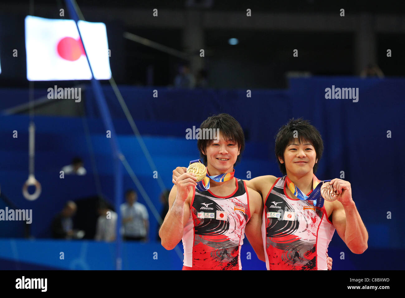 Kohei Uchimura (JPN), Koji Yamamuro (JPN) stellen bei der 2011 World künstlerische Gymnastik Meisterschaften Siegerehrung. Stockfoto