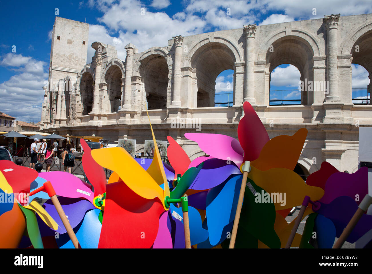Bunte Windräder und Arènes Arles, Arles, Frankreich Stockfoto