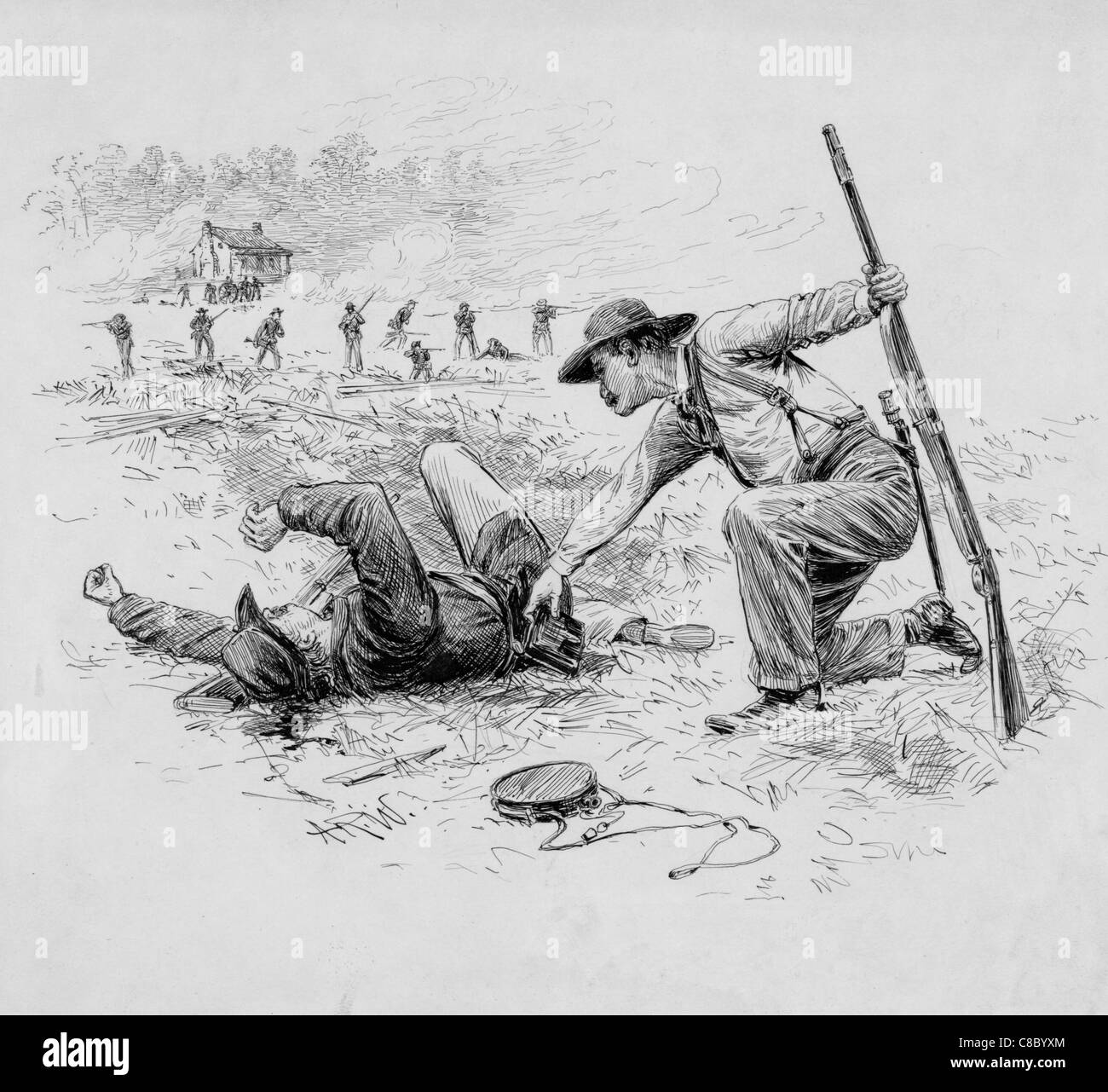 Ersatzpatronen - ein Soldat, eine Patronentasche von toten Soldaten; andere Aufnahmen im Hintergrund. Stockfoto