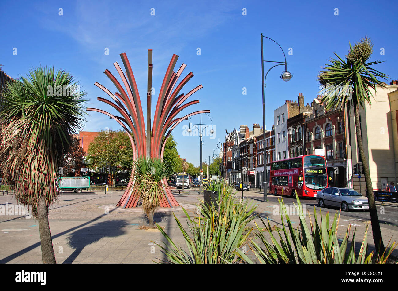 "Eisenbahn-Baum" Skulptur, High Street, Stratford, Newham Borough, London, Greater London, England, Vereinigtes Königreich Stockfoto