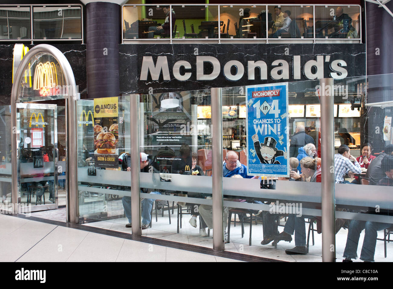 McDonalds unterzeichnen Logo Restaurant in Einkaufszentrum Stockfoto