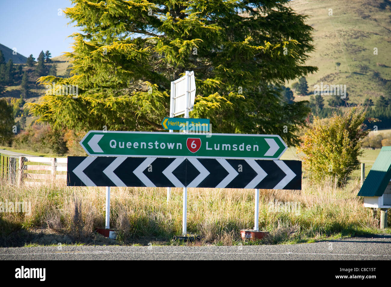 Wegweiser zeigen Richtungen nach Queenstown und Lumsden, Neuseeland Stockfoto