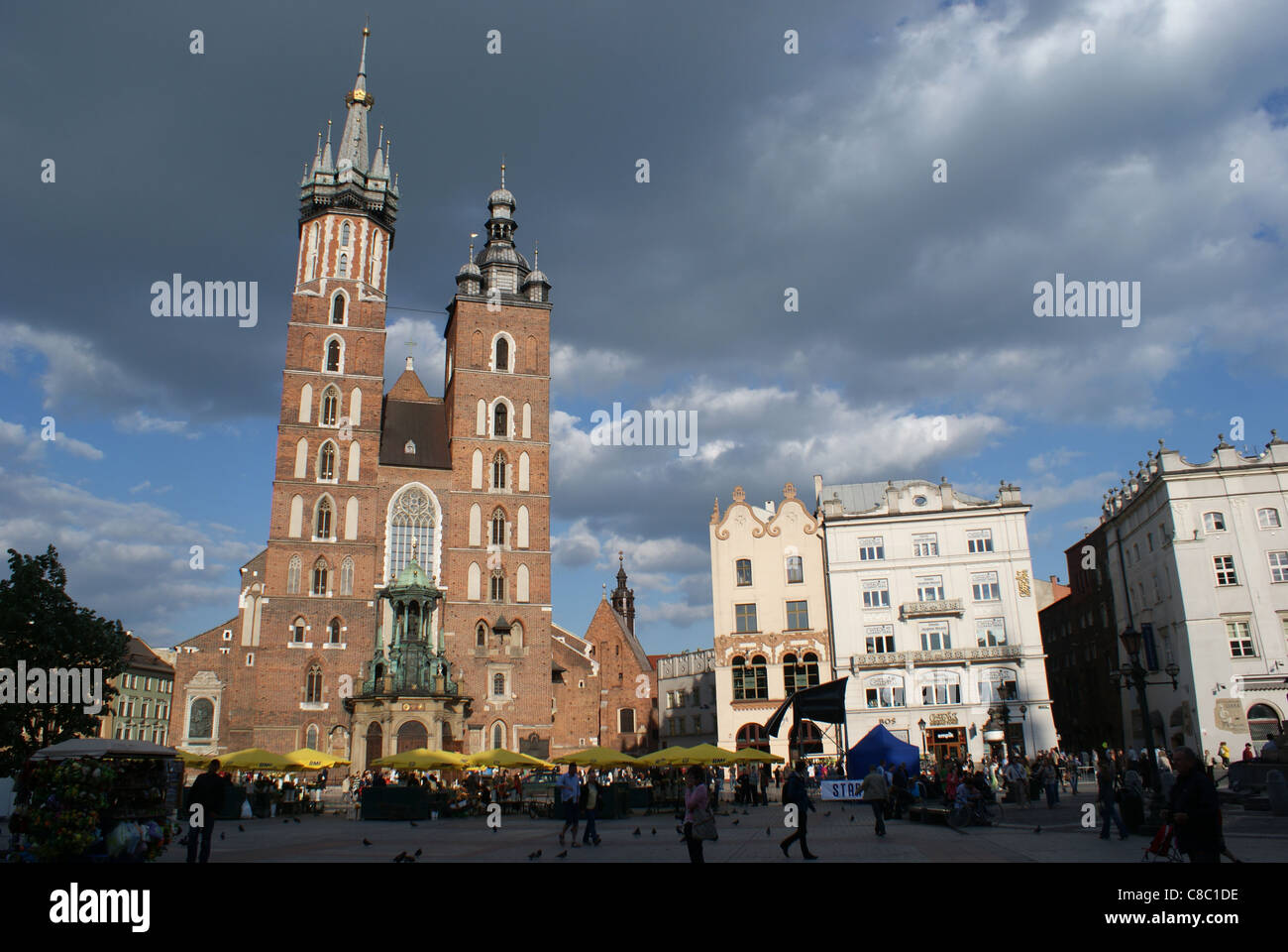 Mariacki Basillica, die schönsten polnische Kirche und andere alte Gebäude am Marktplatz (Rynek Glowny) in familiengeführte, Polen. Stockfoto