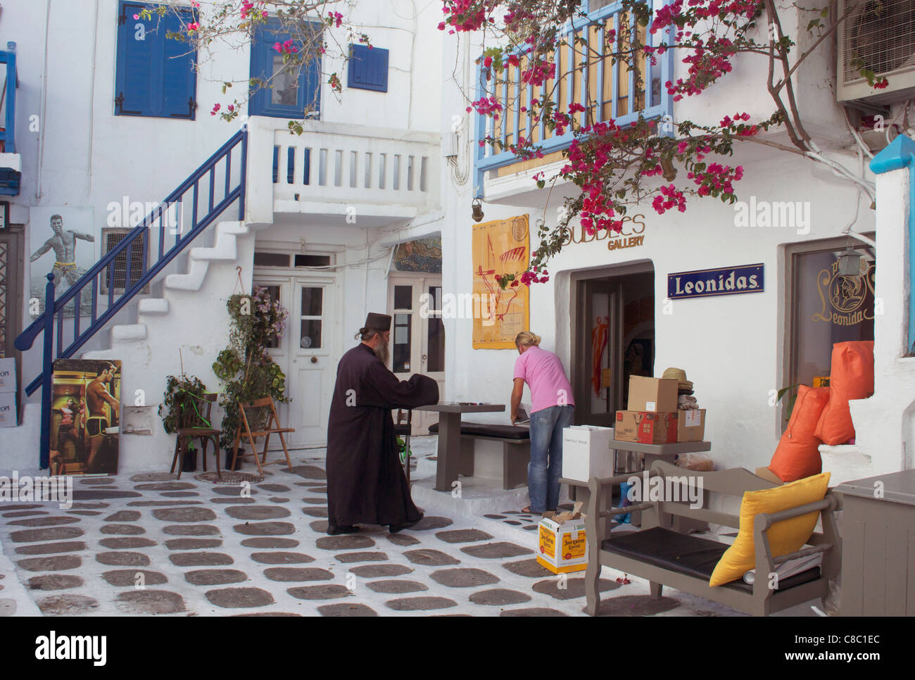Griechische orthodoxe Priester und ein Ladenbesitzer in Mykonos, Griechenland. Stockfoto