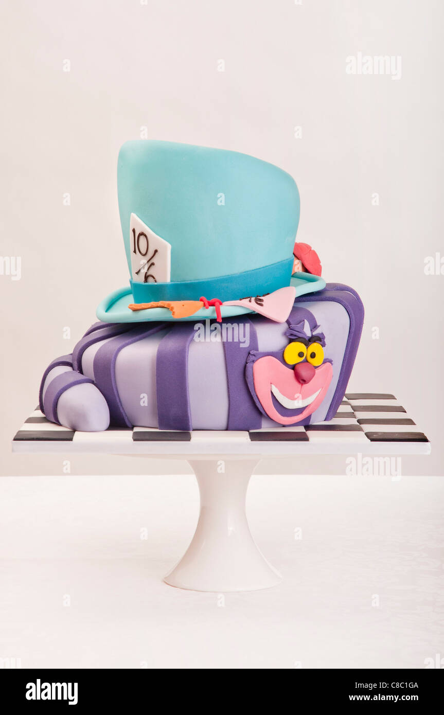 Cheshire Cat mit Aqua blau Hut Neuheit Kuchen am Stand auf weißem Hintergrund Stockfoto