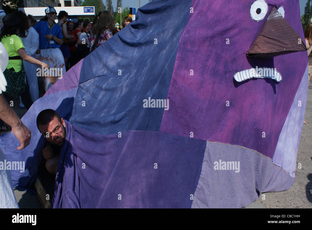 Student verkleidet als Groke, während Juwenalia Studenten-Festival in Krakau, serielle Frühlingsfeier. Stockfoto