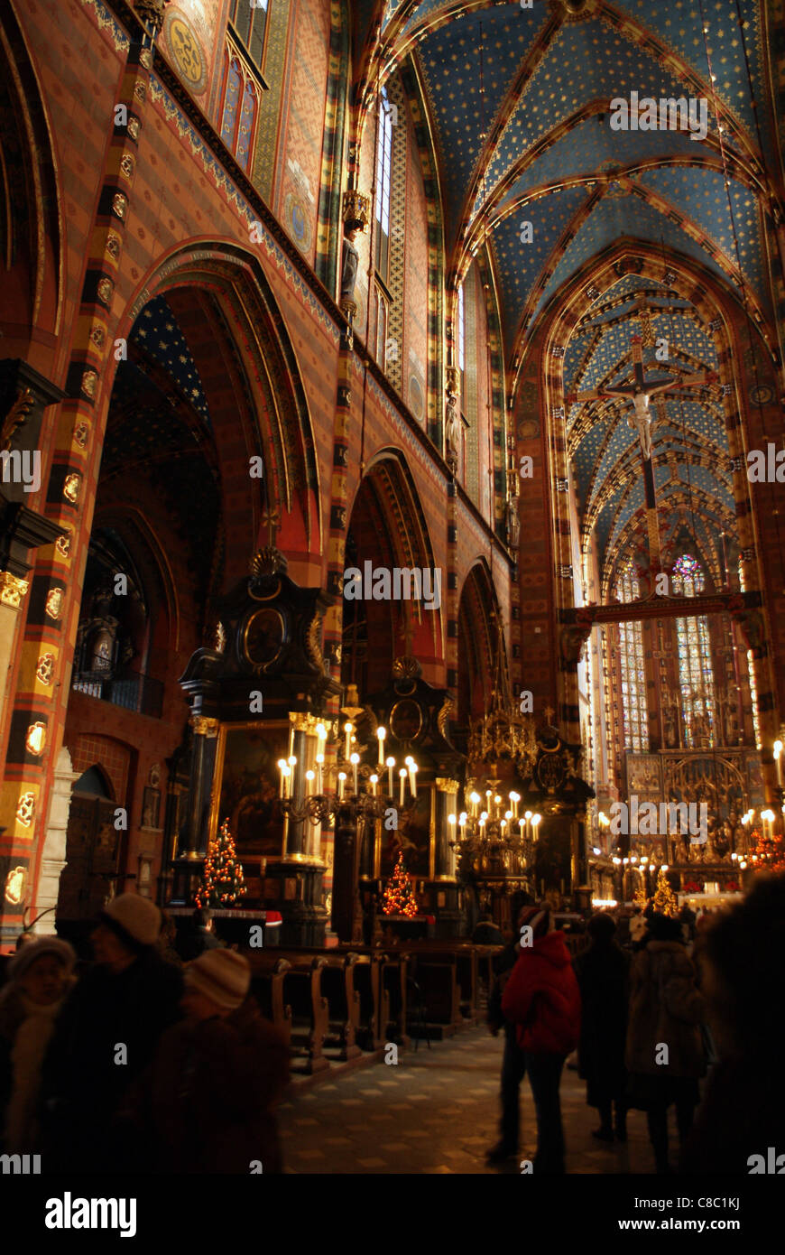 Innere des Hauptschiffes in Mariacki Basilika in Krakau und herausragende Polychrome erstellt von Jan Matejko. Stockfoto