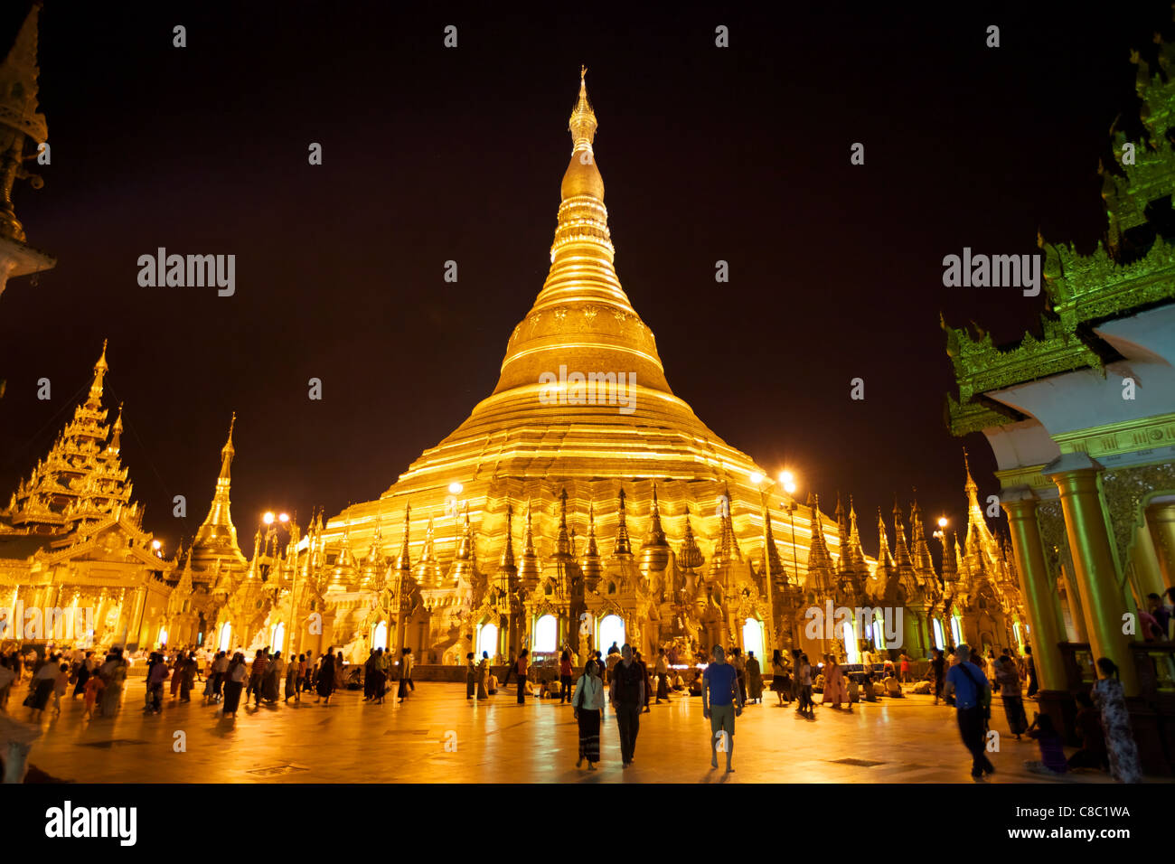 In der Nacht Shwedagon-Pagode in Yangon, Myanmar Stockfoto