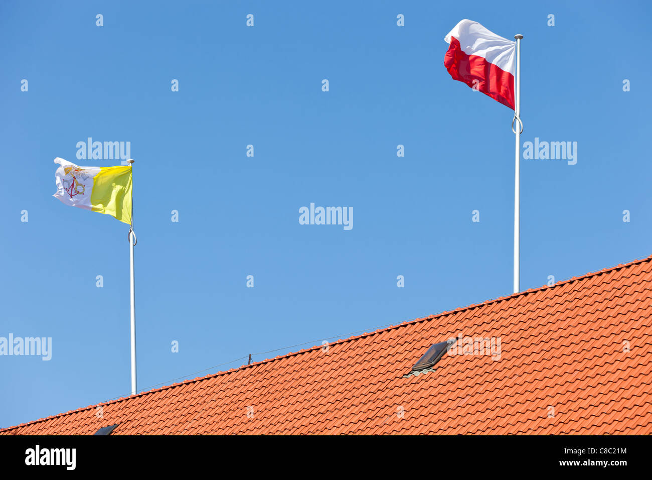 Flagge des Vatikan und Polen. Stockfoto