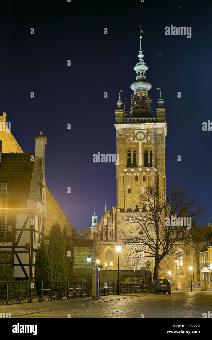 St. Katharinen Kirche in der Nacht in Danzig, Polen. Stockfoto