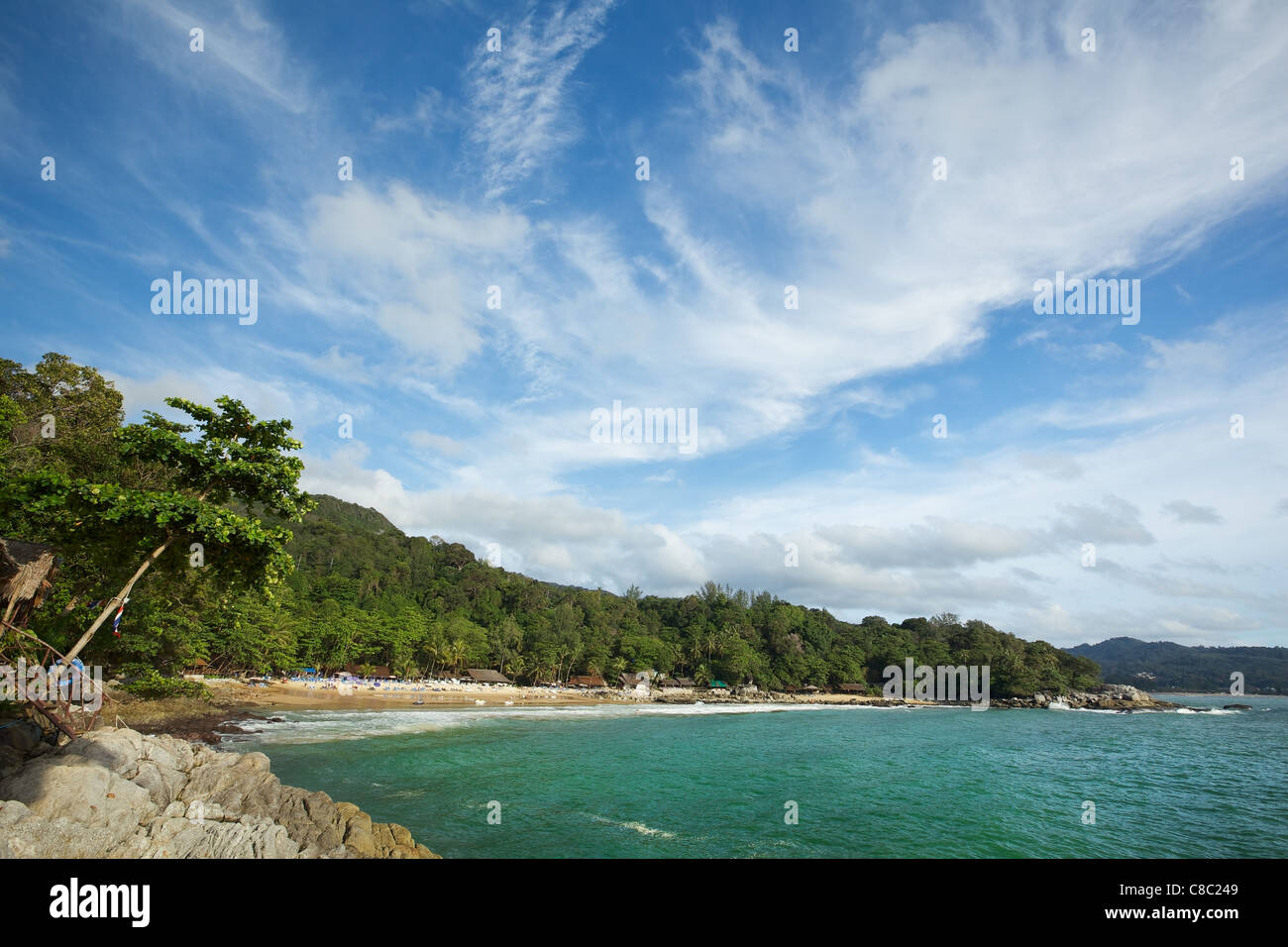 Blick auf den Strand am Kap Singh. Insel Phuket, Thailand. Super-Weitwinkel erschossen. Stockfoto