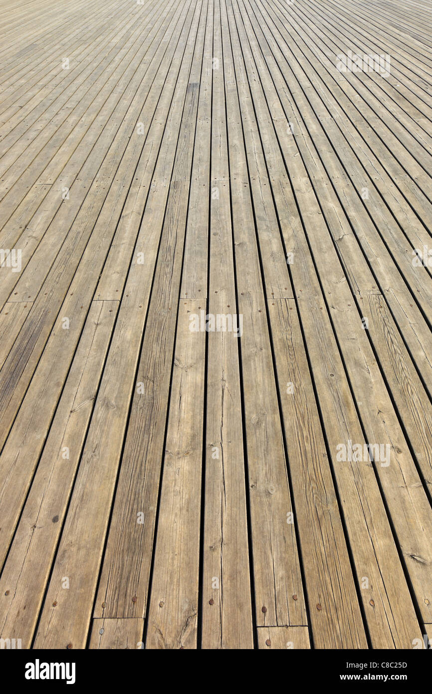 Holzbohlen, die einem großen Pier bilden. Stockfoto