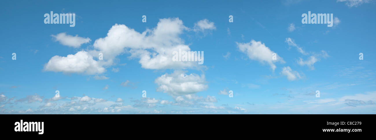 Morgen Wolkengebilde. Panorama-Aufnahme in hoher Auflösung. Stockfoto