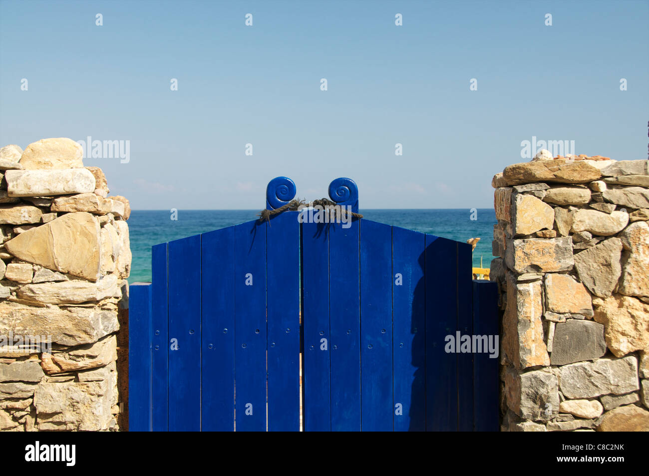 Paradies geschlossen Konzept, blaue Tore zur Ägäis gebunden sind Stockfoto