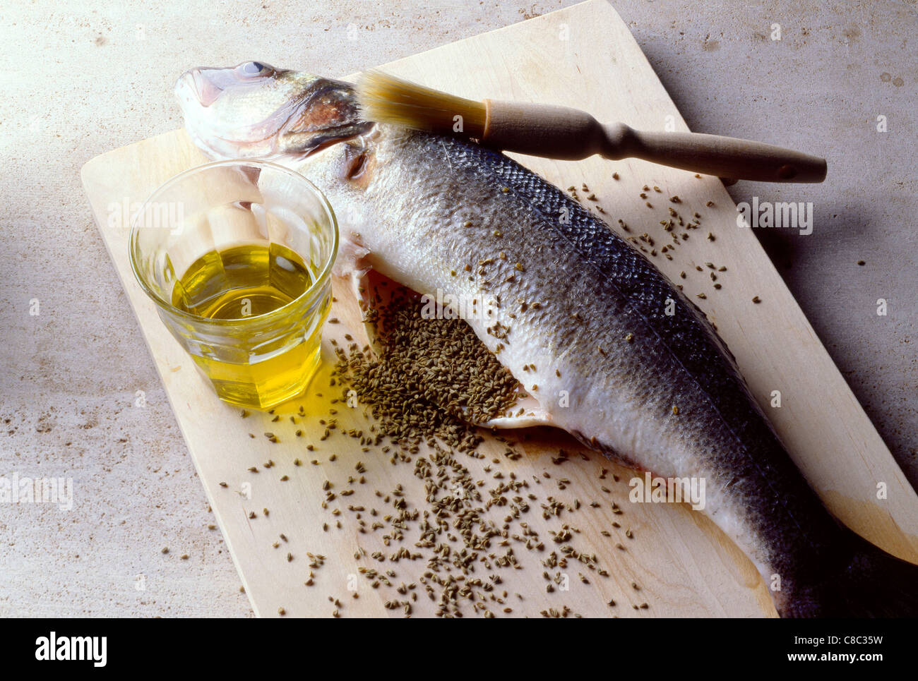 Den Fisch Bürsten mit Öl Stockfoto