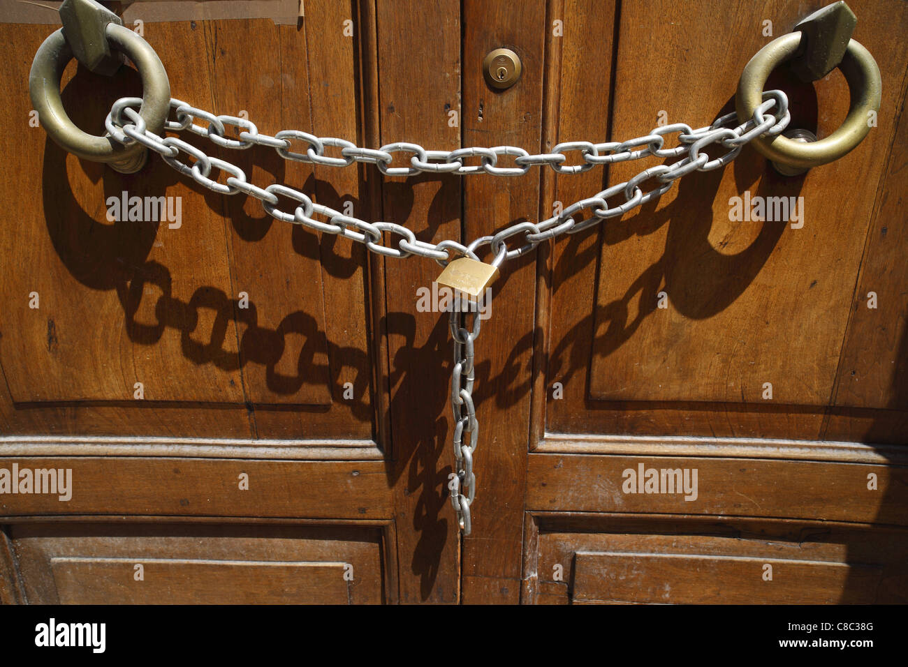 Ein Gebäude in l ' Aquila, Italien, eingesperrt hinter dem Erdbeben von 2009. Stockfoto