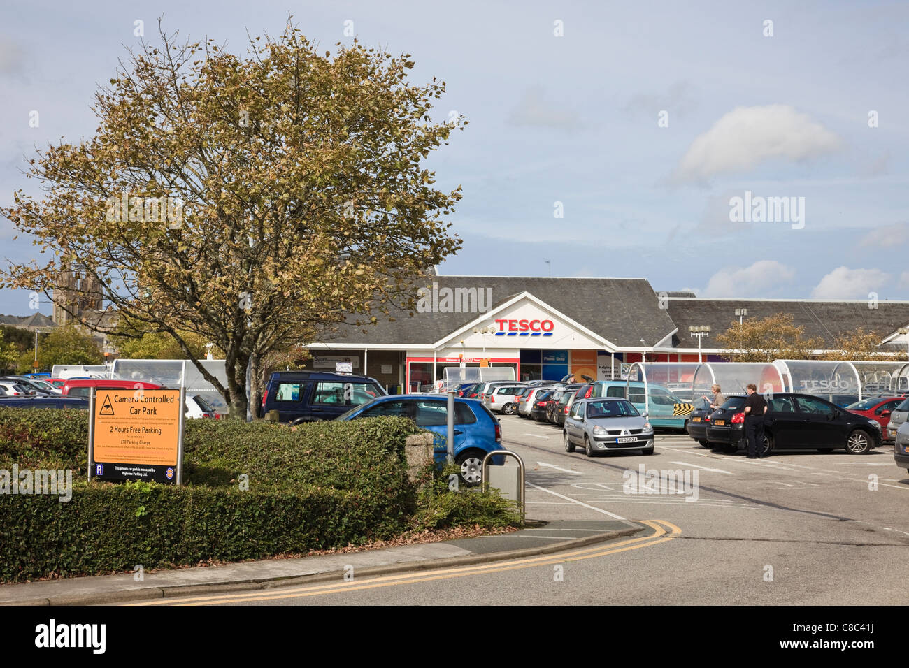 Tesco mit Autos auf dem Parkplatz geparkt. Truro, Cornwall, England, Großbritannien, Großbritannien. Stockfoto