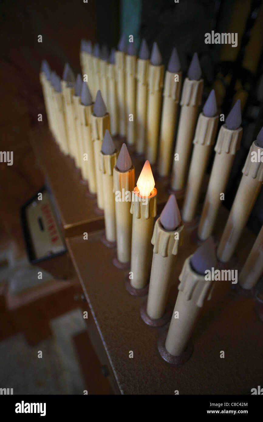 Eine einzelne Kerze Lampe brennt in einer katholischen Kirche in Italien. Stockfoto