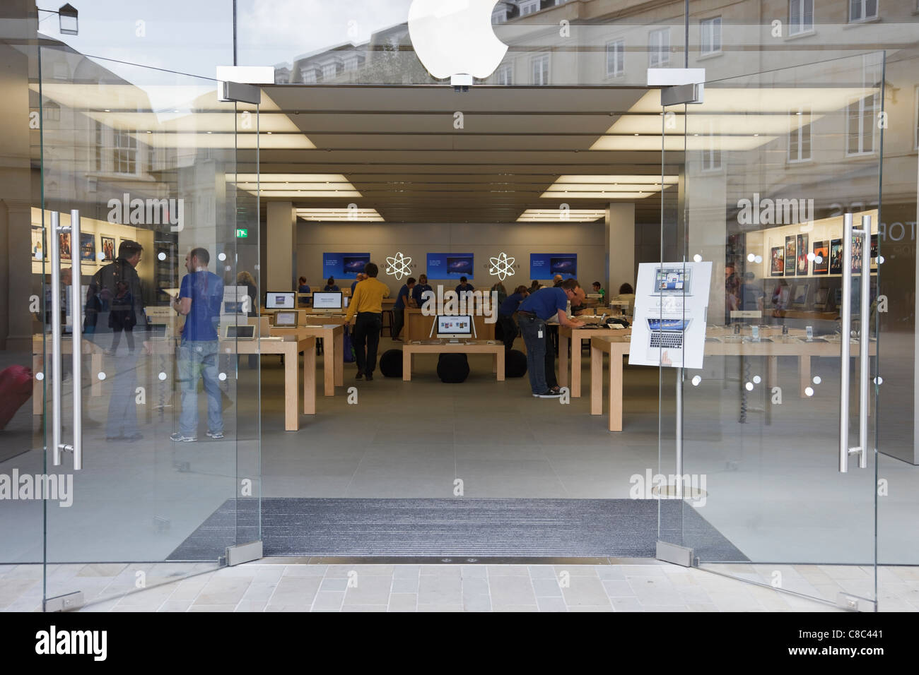 Southgate Orte, Bath, Somerset, England, Vereinigtes Königreich. Käufer in den Apfel zu speichern, Verkauf von Macintosh-Computer und iphones Stockfoto