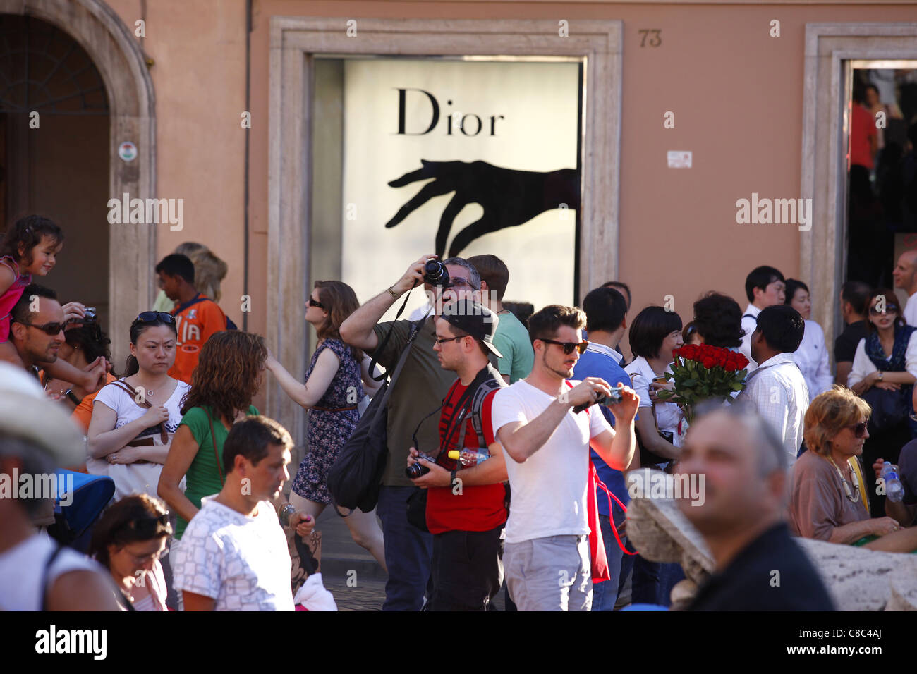 Touristen in der Piazza di Spagna in Rom, Italien. Stockfoto