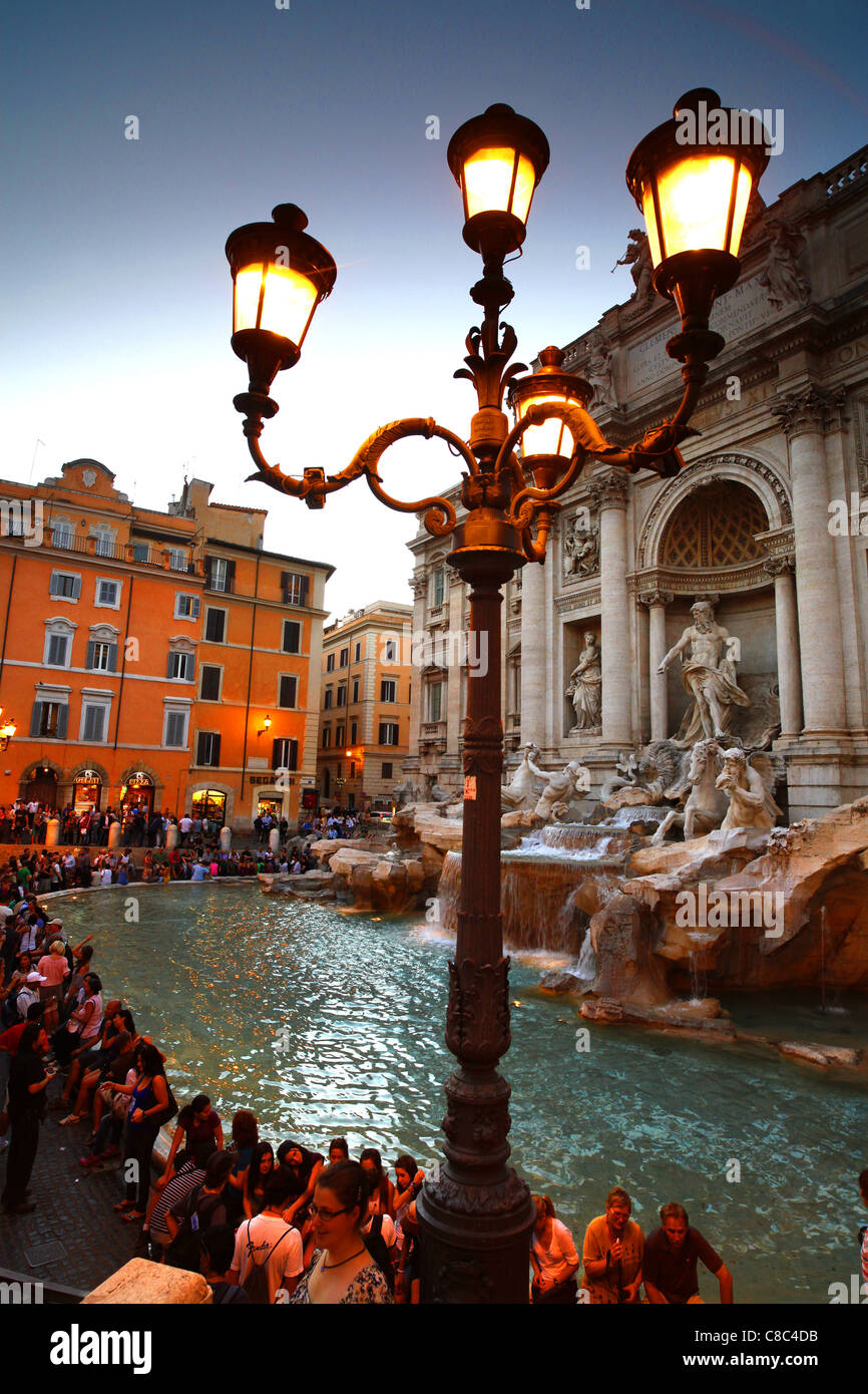 Touristen auf den Trevi-Brunnen in Rom, Italien. Stockfoto