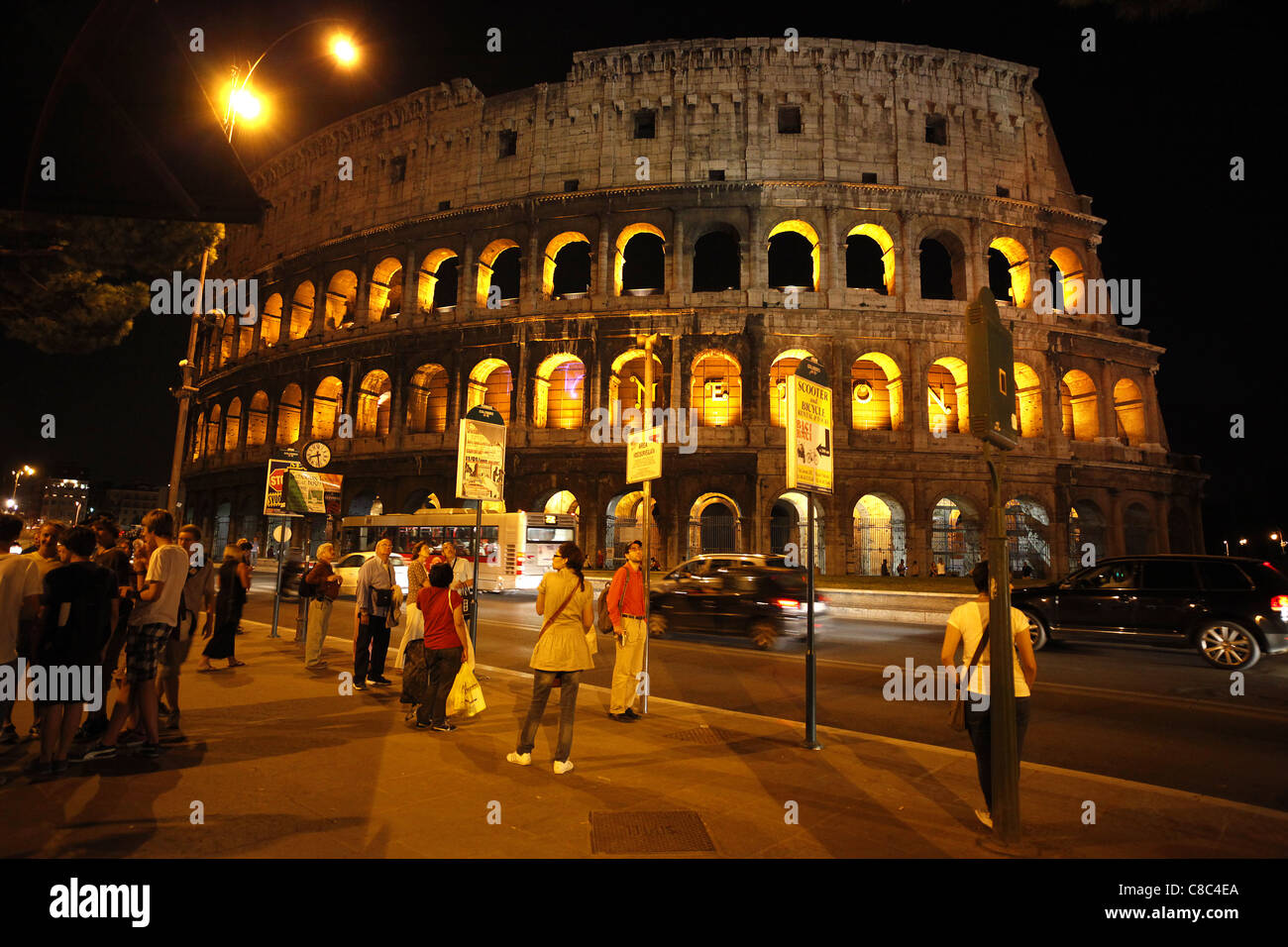 Touristen vor dem Kolosseum in Rom bei Nacht. Stockfoto