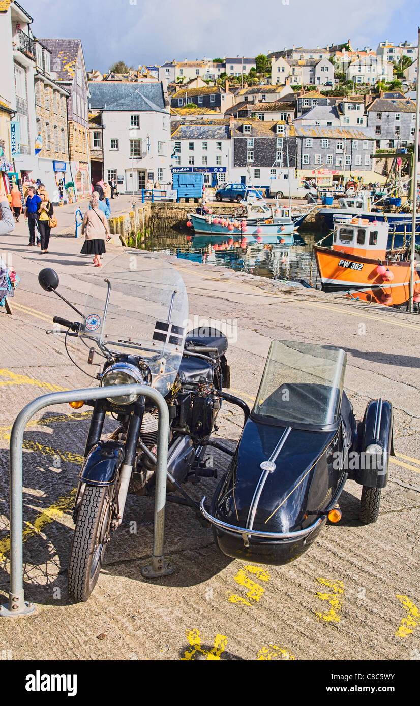 Royal Enfield Bullet 350 Motorrad und Beiwagen im Hafen settingh Stockfoto