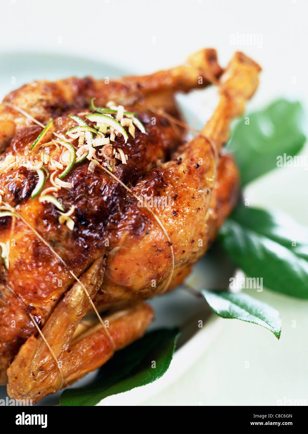 Huhn gekocht mit Thai Kräutern unter die Haut Stockfotografie - Alamy