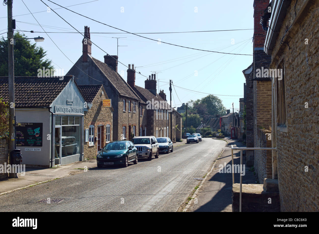 Hauptstraße durch Kington St Michael Dorf Wiltshire UK Stockfoto