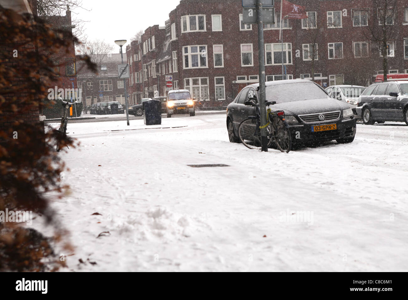 Autos auf einer Straße im Winter mit Schnee Stockfoto