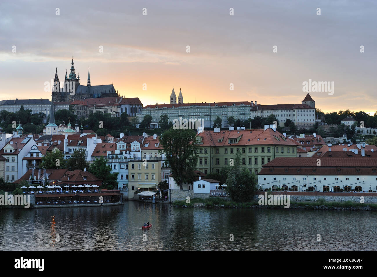 Mala Strana kleinen Viertel unterhalb der Burg und das Schloss und den Fluss Vltava Prag Tschechische Republik Stockfoto