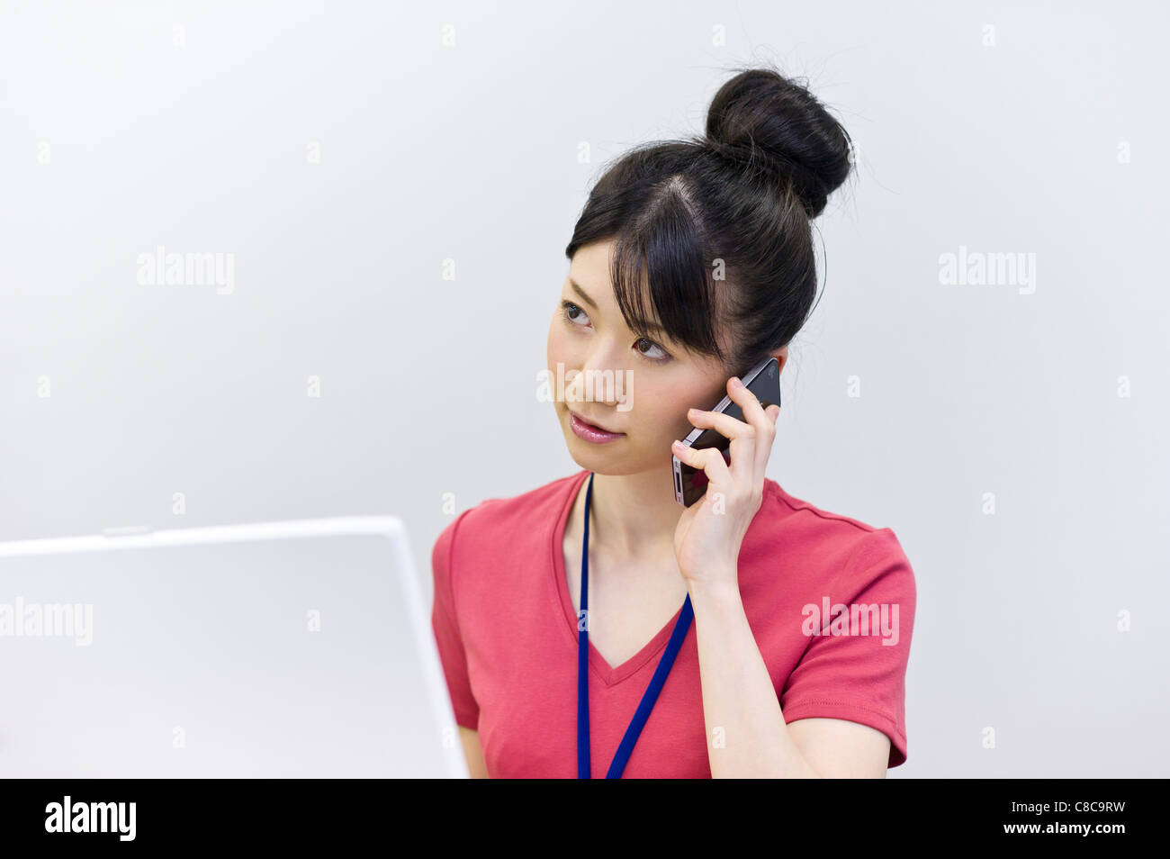 Junge Frau in der Wirtschaft ungezwungenen Gespräch am Smartphone Stockfoto