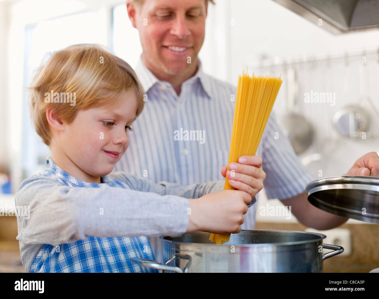 Vater und Sohn gemeinsam kochen Stockfoto