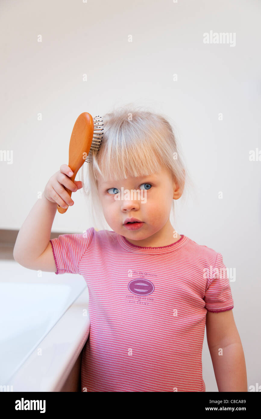 Kleinkind Mädchen Bürsten Sie ihr Haar Stockfoto