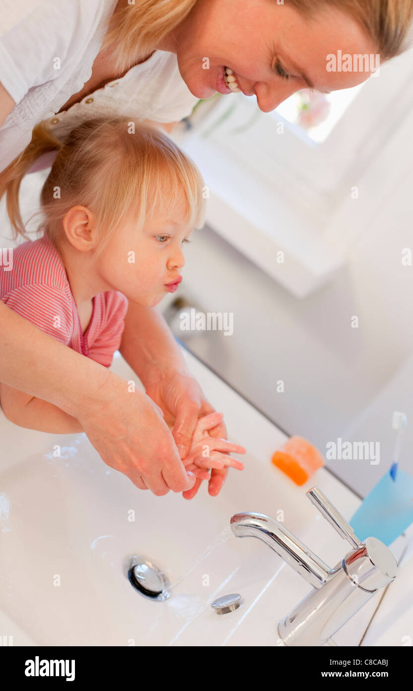 Mutter und Tochter, die Hände zu waschen Stockfoto