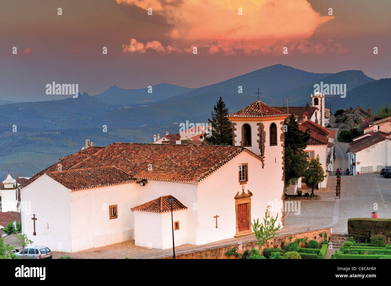 Portugal, Alentejo: Blick auf das historische Dorf Marvao und die Serra de Sao Mamede im Hintergrund Stockfoto