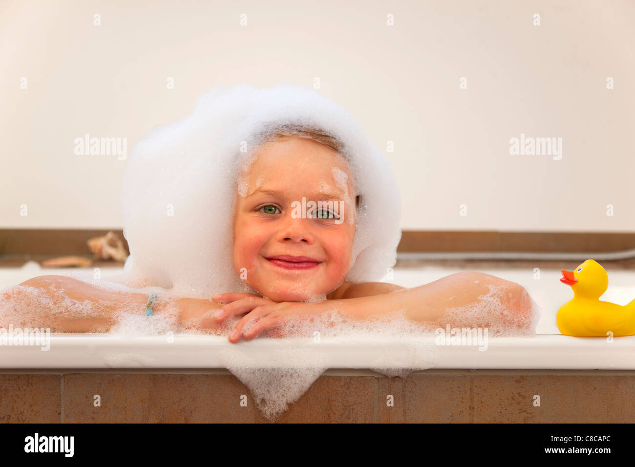 Junge Bedeckt In Den Sprechblasen In Badewanne Stockfotografie Alamy