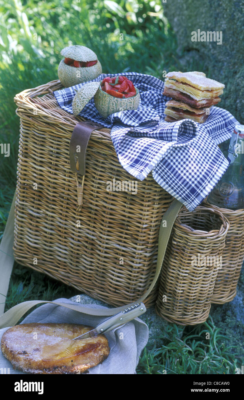 Picknickkorb Stockfoto