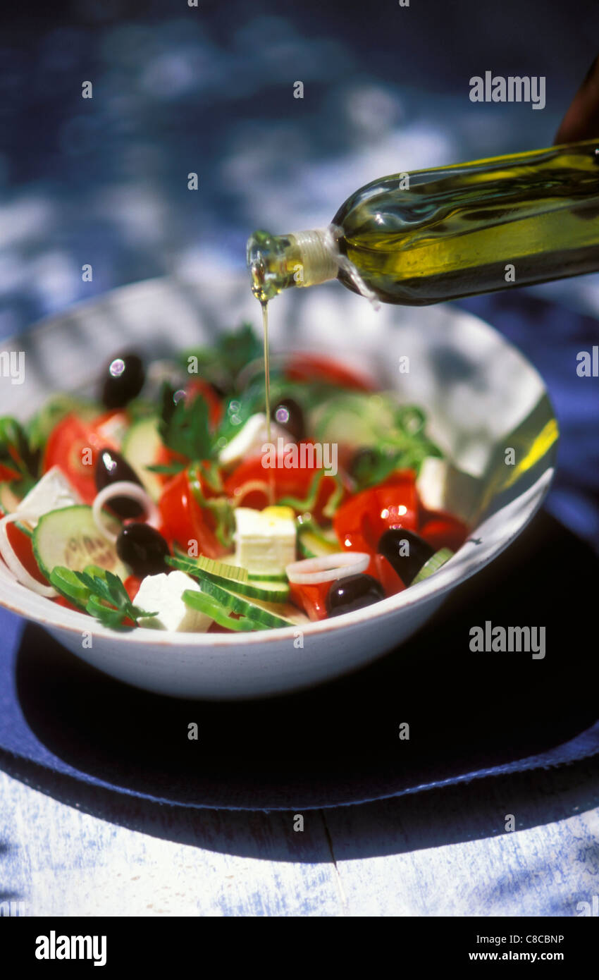 Salat mit Käse und Oliven Stockfoto