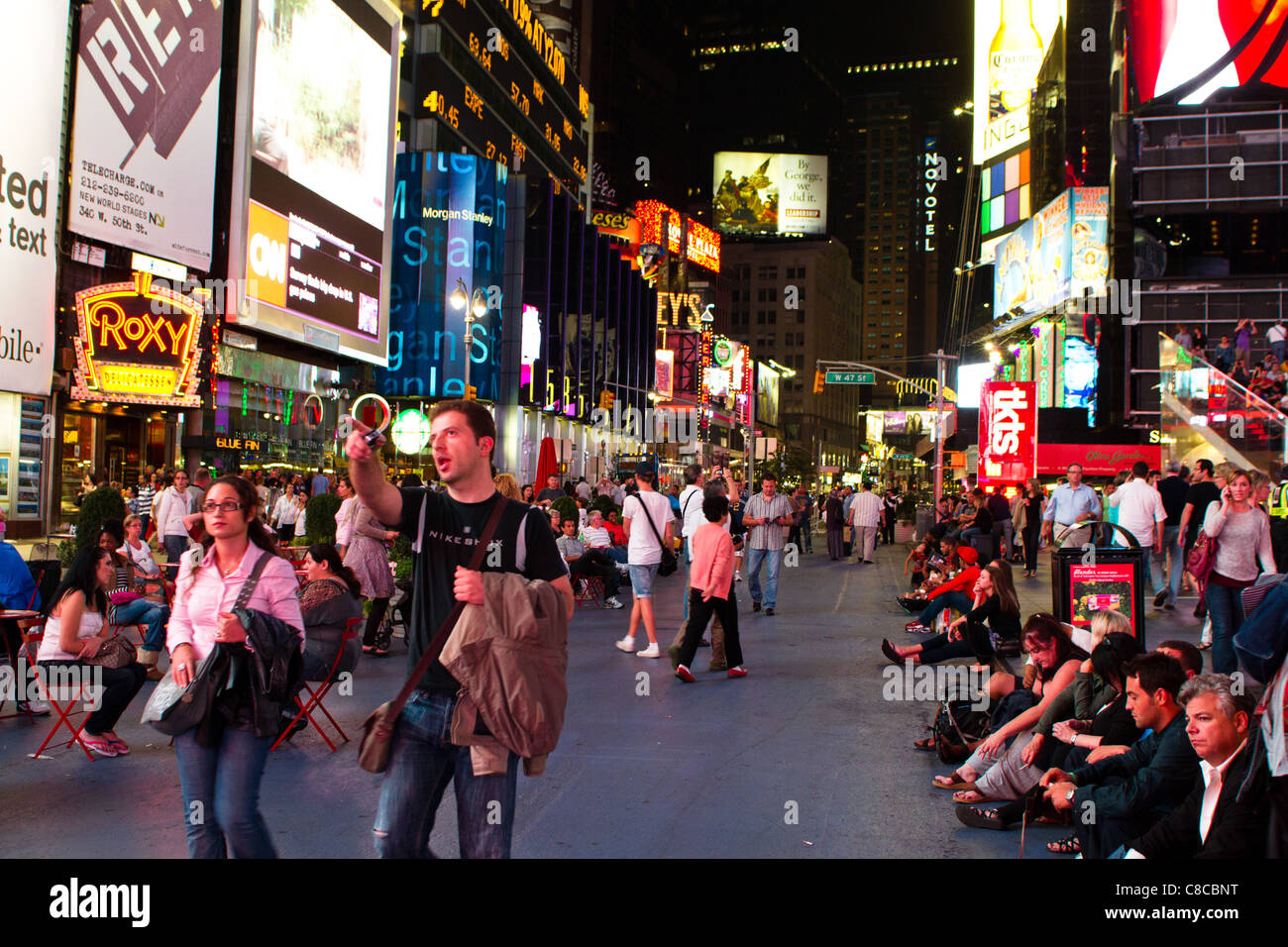 Schuss des Times Square, gekennzeichnet mit Theatern am Broadway und animierte LED Schilder Stockfoto