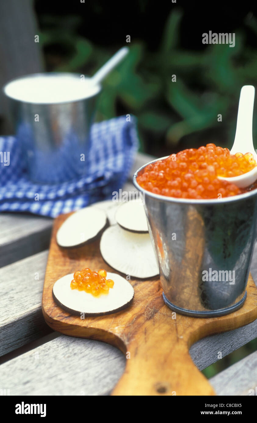 Schwarzen Rettich und Lachsrogen Stockfoto