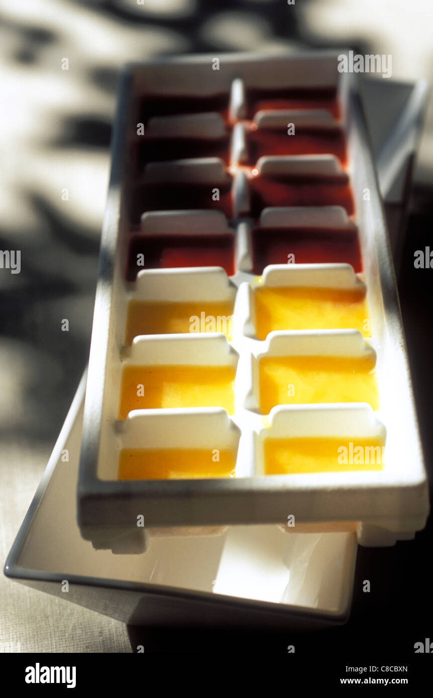Orange und Himbeer aromatisierte Eiswürfel Stockfoto