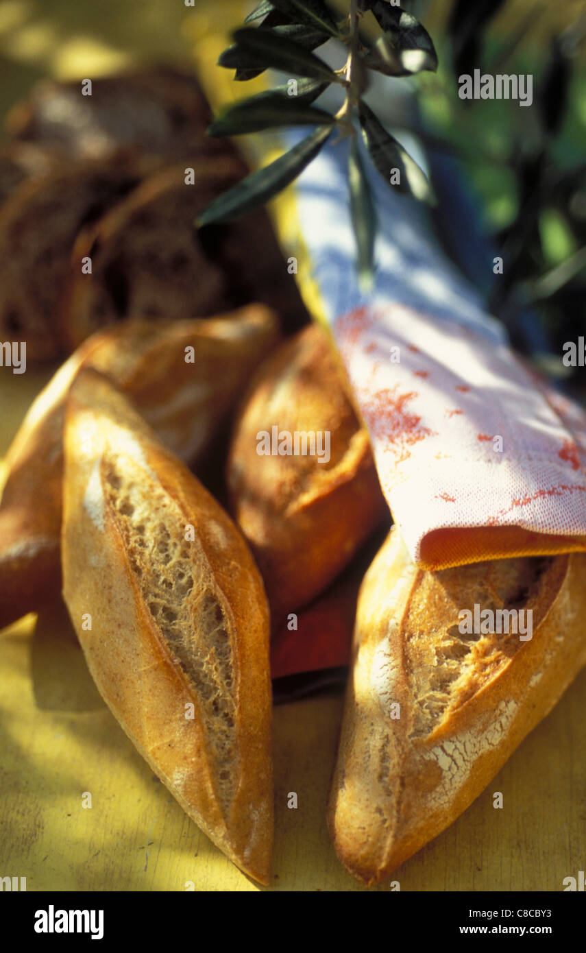 Provenzalisches Brot und Olive branch Stockfoto