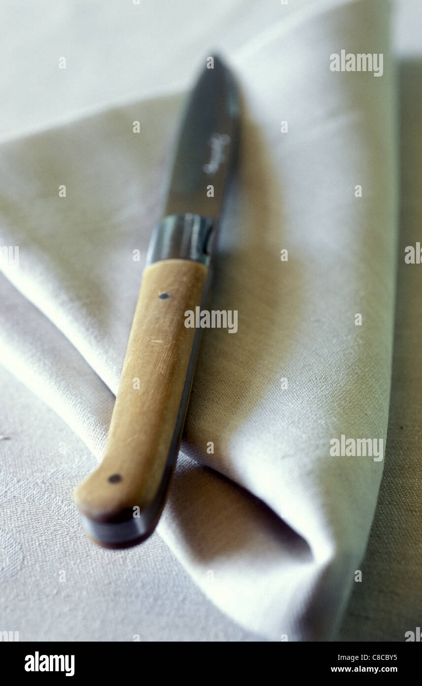 Messer auf gefaltete Serviette Stockfoto