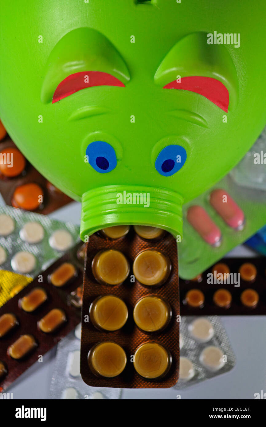 Tabletten in Blister-Packungen mit einem Sparschwein, Konzept Stockfoto