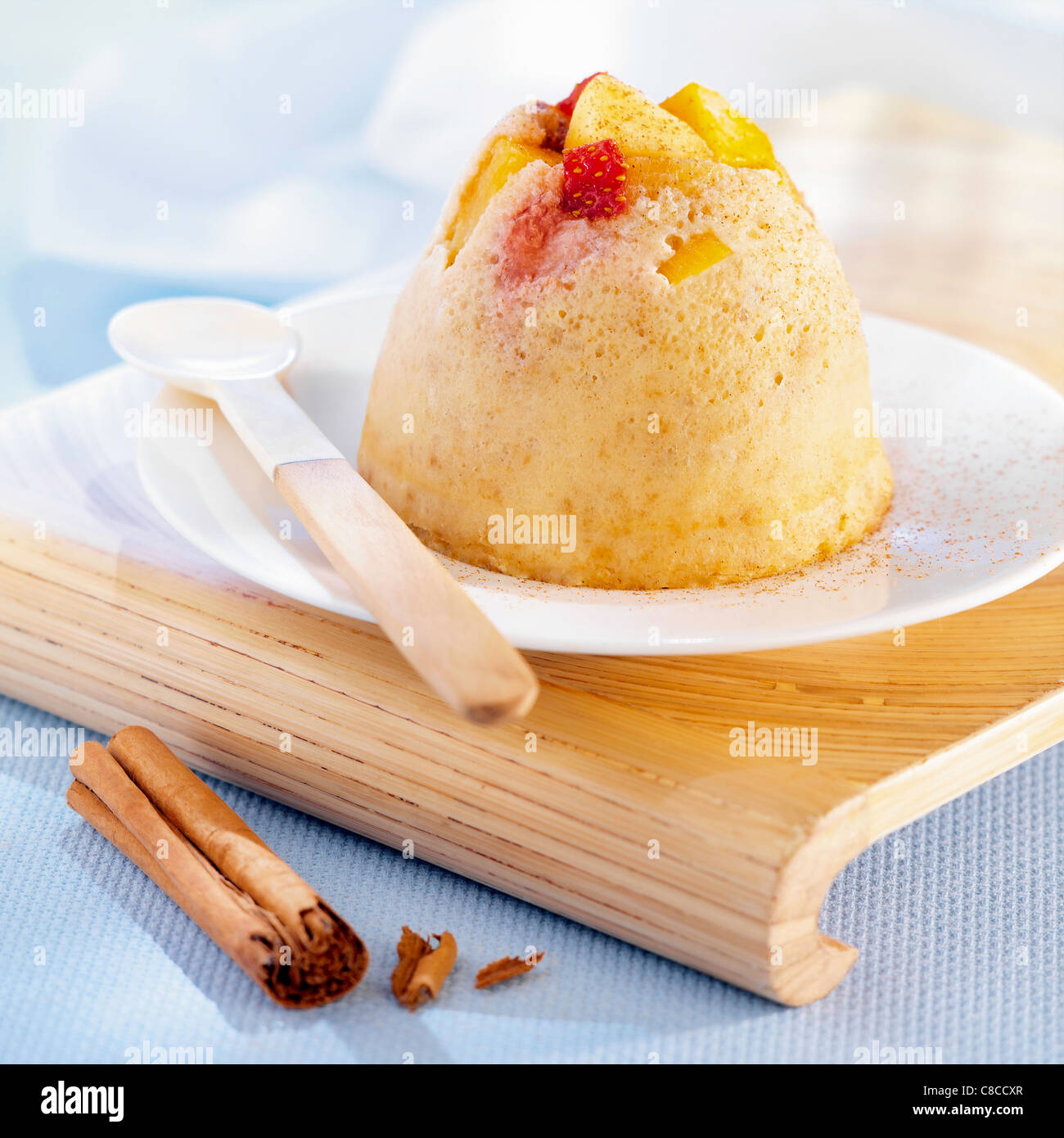 Gebackenes Ei-Pudding mit Früchten und Zimt Stockfoto