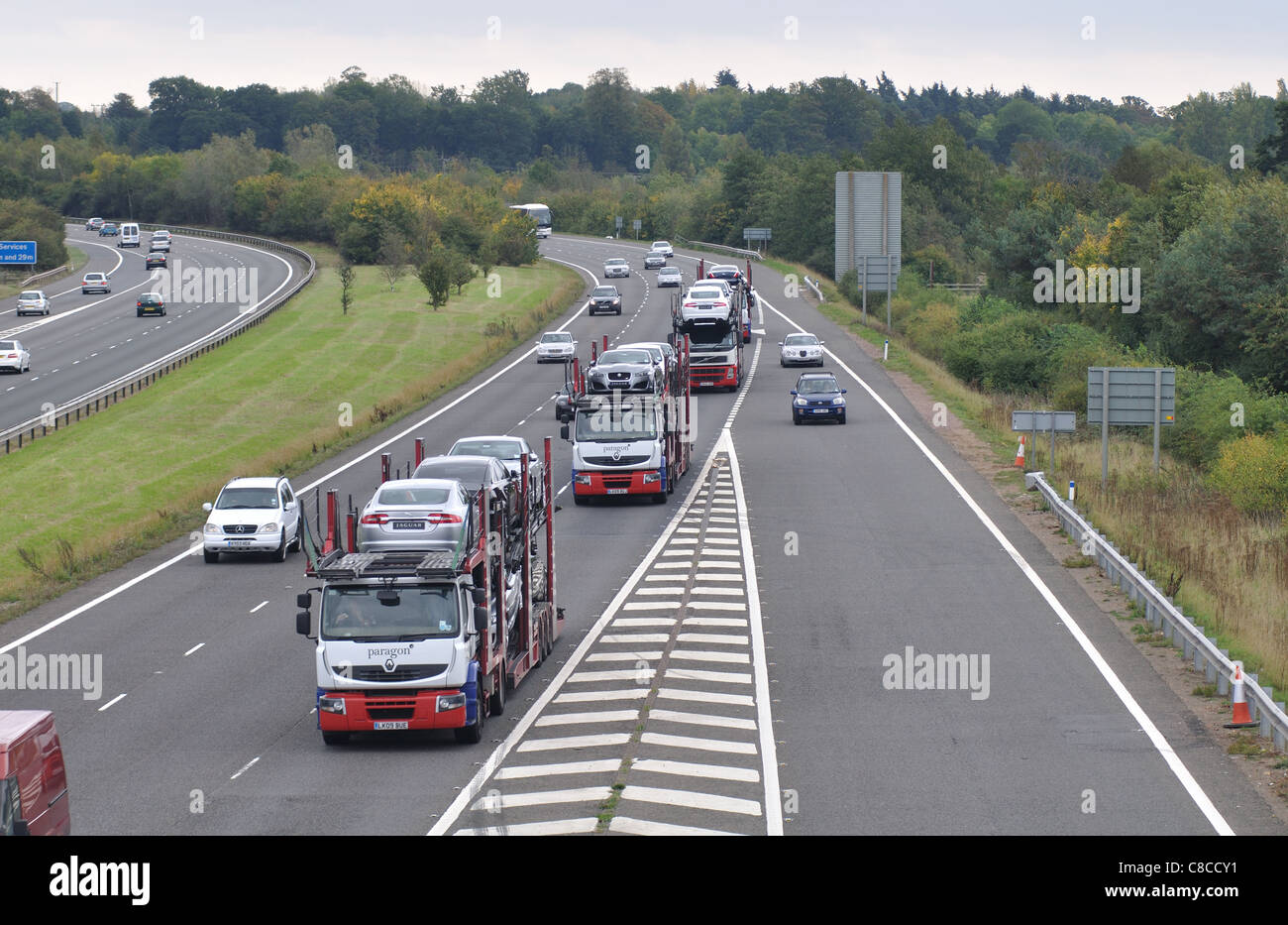 Jaguar Autotransporter auf Autobahn M40, Warwickshire, UK Stockfoto