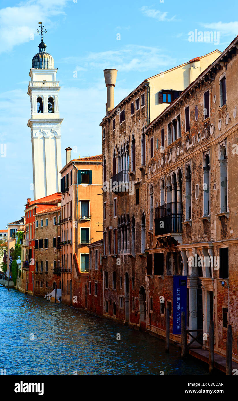 Venedig Italien Kanal mit Turm von San Giogio dei Geci Kirche Stockfoto Venedig Italien Kanal mit Turm von San Giogio dei Geci Kirche Stockfoto
