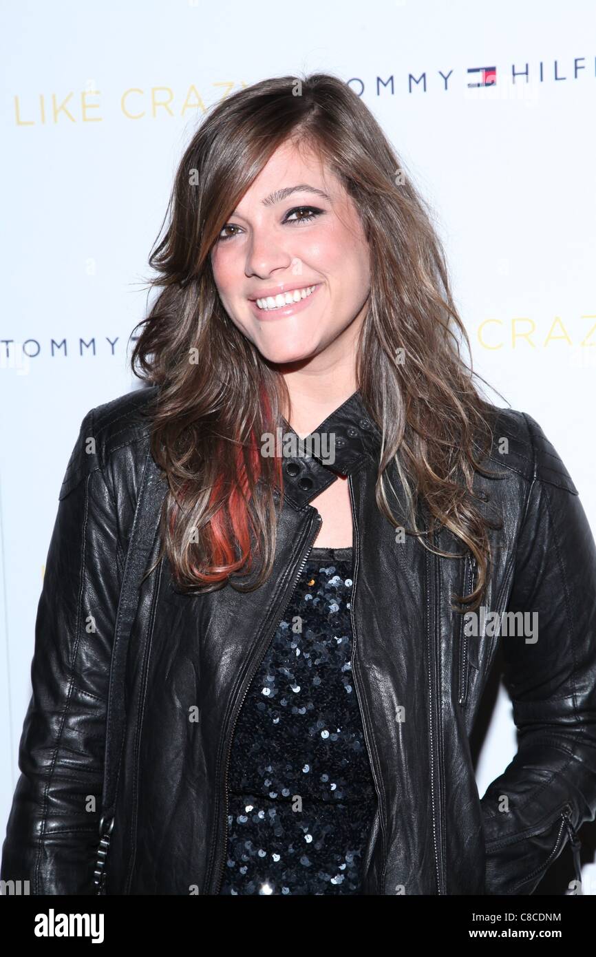 Mia Swier im Ankunftsbereich für wie verrückt Premiere, Landmark Sunshine Theater, New York, NY 18. Oktober 2011. Foto von: Andres Otero/Everett Collection Stockfoto Mia Swier im Ankunftsbereich für wie verrückt Premiere, Landmark Sunshine Theater, New York, NY 18. Oktober 2011. Foto von: Andres Otero/Everett Collection Stockfoto